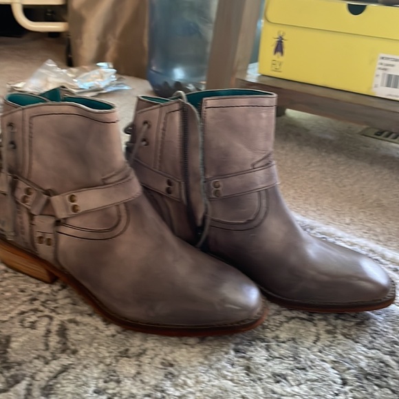 Roan booties size 8 - Picture 2 of 4